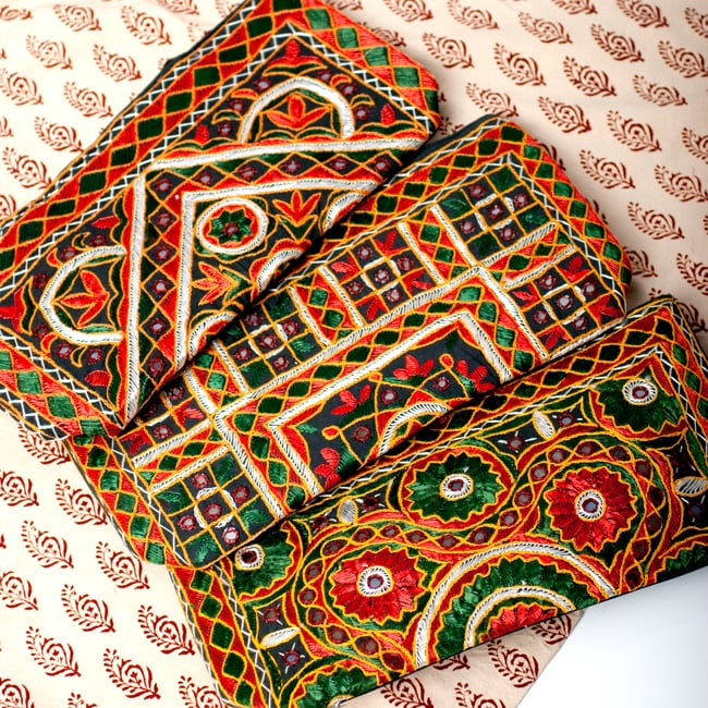 ラジャスタン刺繍ミラー付きバッグ - 黒色 6 - 手作りの刺繍物の為、それぞれ模様が異なるアソート品となります。どちらもとっても素敵な刺繍が施されております。