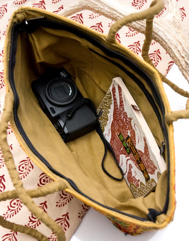 ラジャスタン刺繍ミラー付きバッグ - 黒色 7 - 中もしっかりとしてします。マチがついているので物も入れやすく、実用的にお使いいただけます。(以下の画像は、同ジャンル品のものとなります)