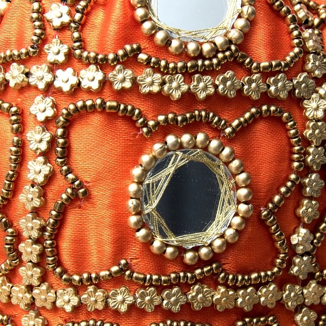 華やかなゴールドビーズ＆ミラーワークの巾着ミニポーチ　ミニバッグ - オレンジ 2 - 光を受けてミラワークがキラキラと反射します。