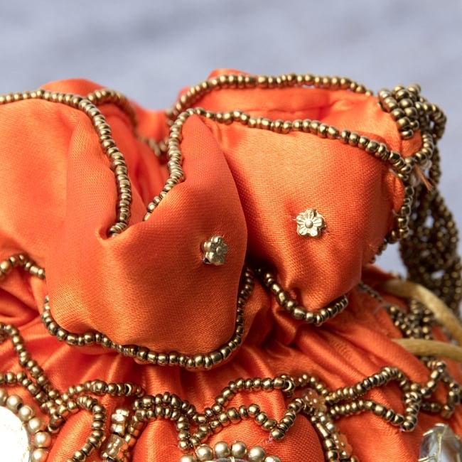 華やかなゴールドビーズ＆ミラーワークの巾着ミニポーチ　ミニバッグ - オレンジ 3 - 拡大してみました。