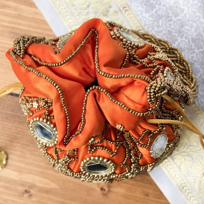 華やかなゴールドビーズ＆ミラーワークの巾着ミニポーチ　ミニバッグ - オレンジ 4 - 上から見てみました。