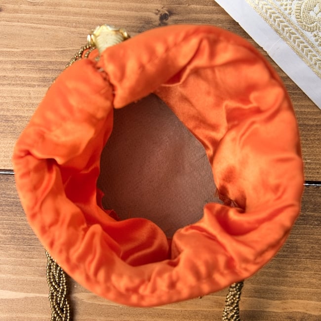 華やかなゴールドビーズ＆ミラーワークの巾着ミニポーチ　ミニバッグ - オレンジ 6 - 中はこんなふうになっています。