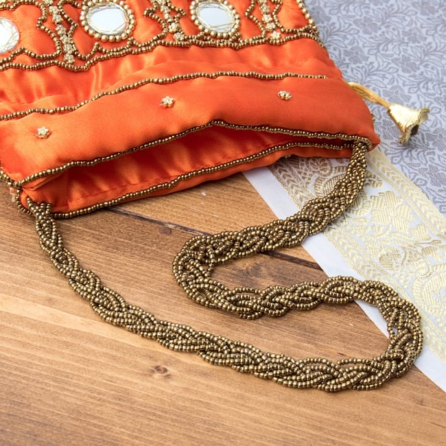 華やかなゴールドビーズ＆ミラーワークの巾着ミニポーチ　ミニバッグ - オレンジ 7 - ビーズを編み込んで作られたチェーンです。