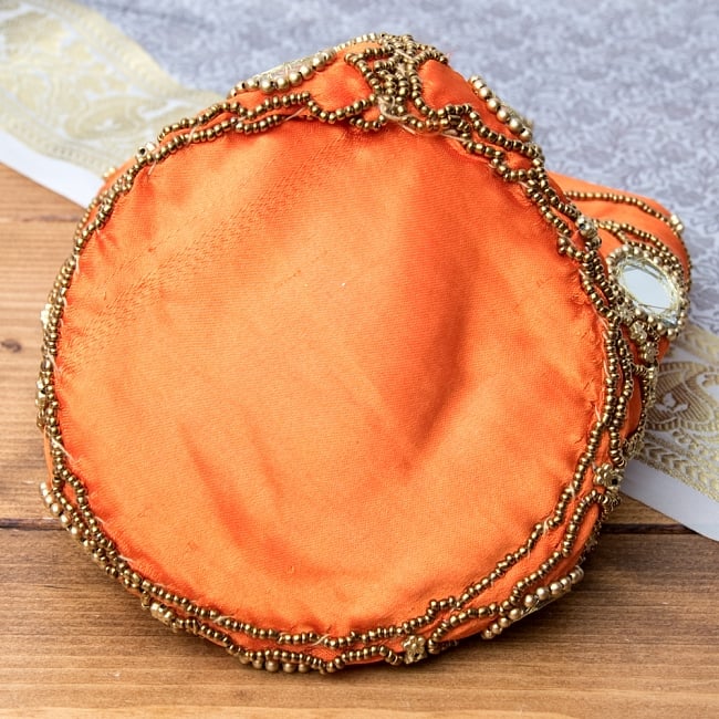 華やかなゴールドビーズ＆ミラーワークの巾着ミニポーチ　ミニバッグ - オレンジ 8 - 裏面はのようになっています、しっかりとしたマチが付いております。