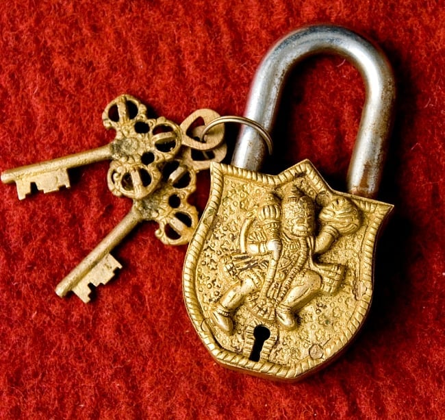 アンティック風ハヌマン南京錠の写真1枚目です。鍵と一緒に撮影してみました。重厚で堅牢な南京錠です。アンティーク,南京錠,鍵,レトロ,