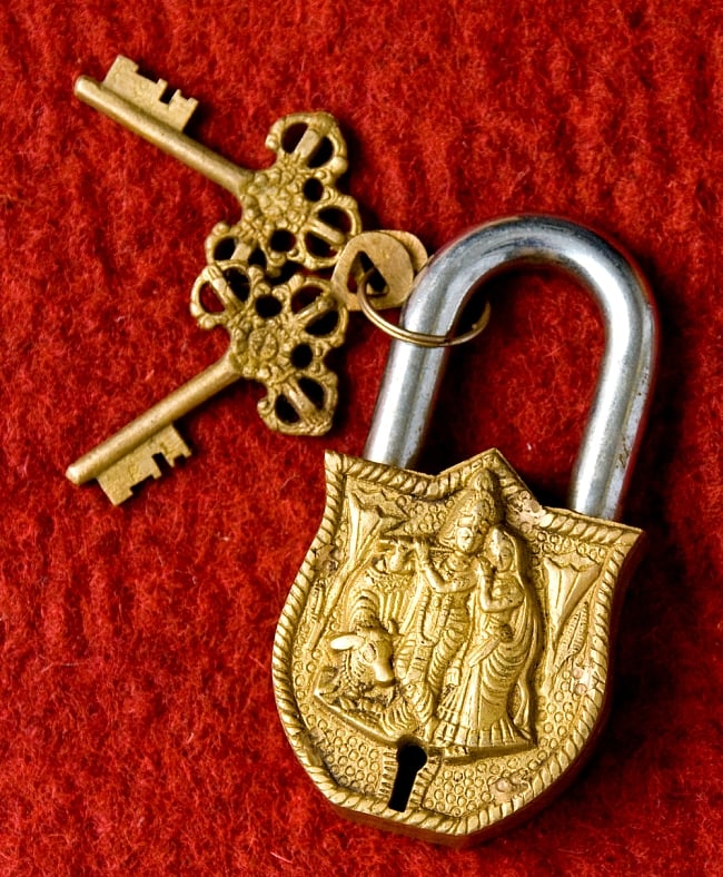 アンティック風クリシュナ南京錠の写真1枚目です。鍵と一緒に撮影してみました。重厚で堅牢な南京錠です。アンティーク,南京錠,鍵,レトロ,