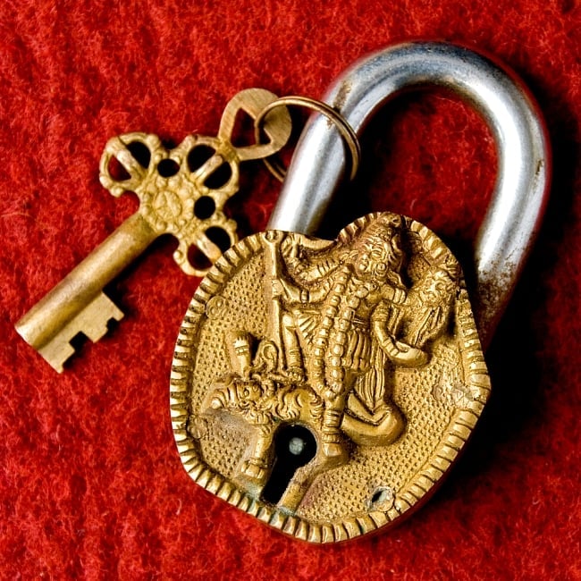 アンティック風カーリー南京錠の写真1枚目です。鍵と一緒に撮影してみました。重厚で堅牢な南京錠です。アンティーク,南京錠,鍵,レトロ,