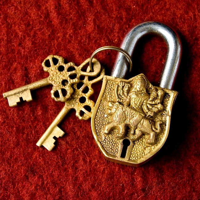 アンティック風カーリー南京錠（小）の写真1枚目です。鍵と一緒に撮影してみました。重厚で堅牢な南京錠です。アンティーク,南京錠,鍵,レトロ,