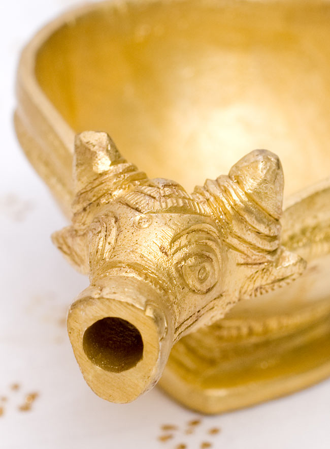 牛のオイルランプ 2 - このお口から灯心を差し込んでご使用下さい。近くで見るとかわいい顔をしています!