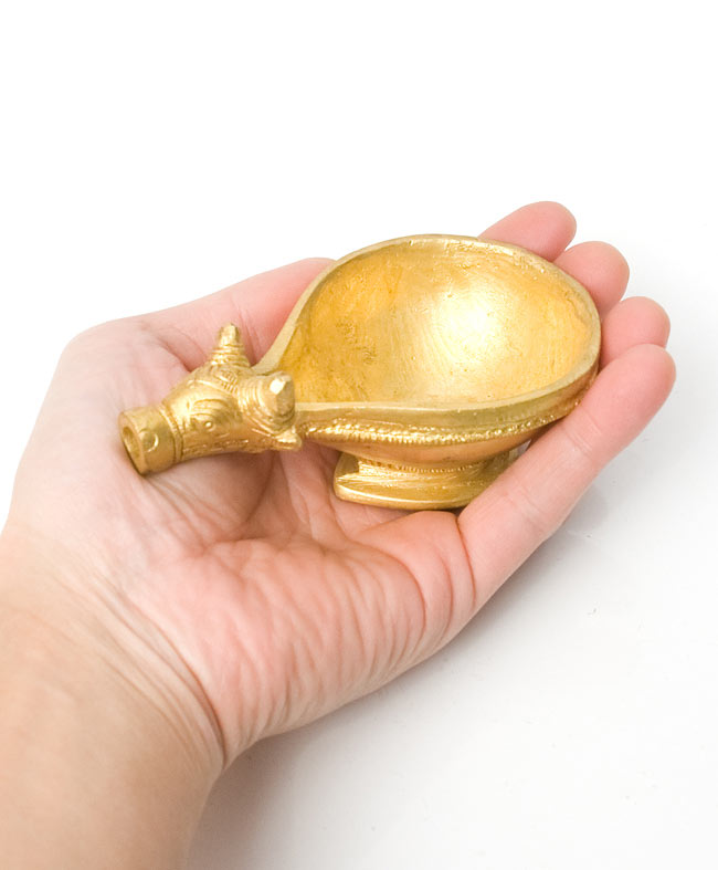 牛のオイルランプ 5 - サイズを感じていただく為、手に持ってみました。