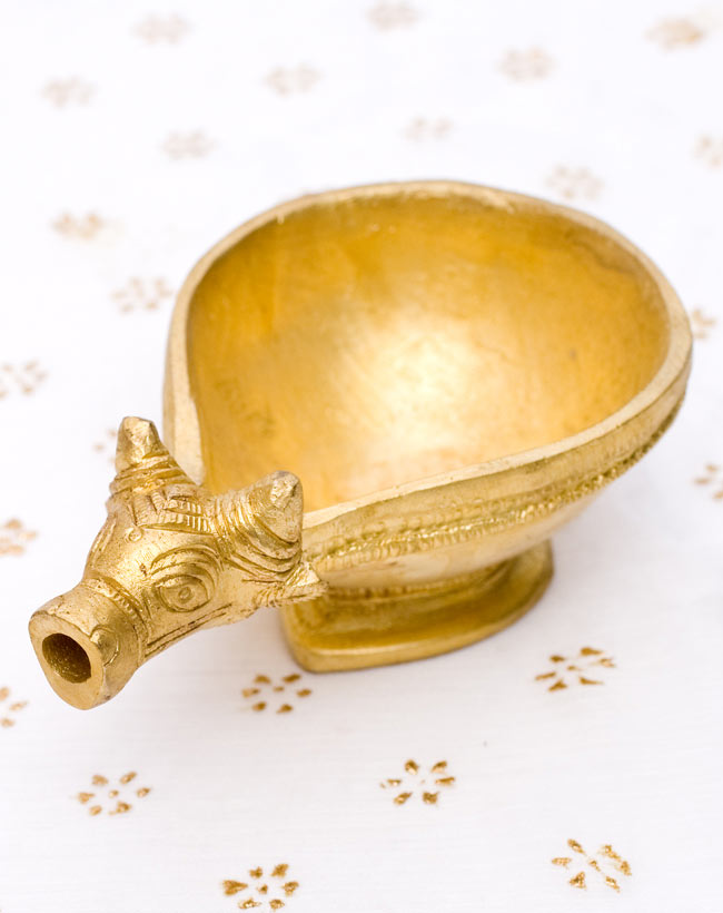 牛のオイルランプの写真