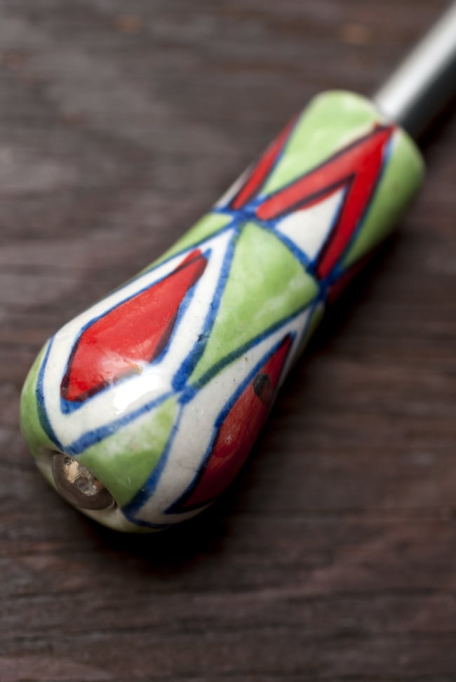 ジャイプルポッタリーのボトルオープナー(栓抜き) 2 - 持ち手の部分を見てみました。ギフトにも素敵なアイテムですね。