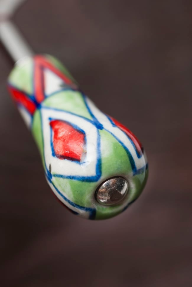 ジャイプルポッタリーのボトルオープナー(栓抜き) 3 - 先端部分の様子です。ハンドペイントのぬくもりがある仕上がりです。