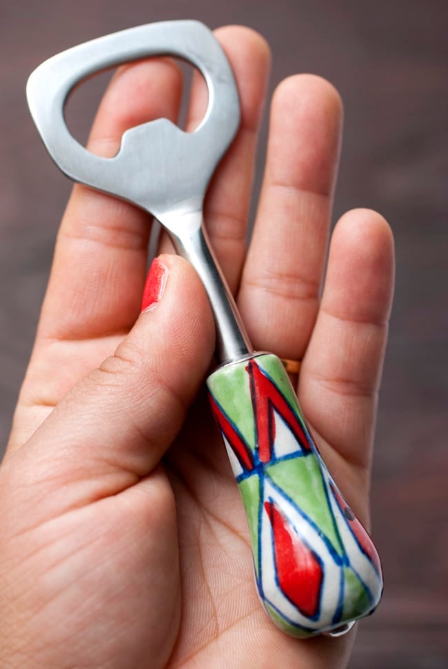 ジャイプルポッタリーのボトルオープナー(栓抜き) 4 - 手に取るとこれくらいの大きさです。