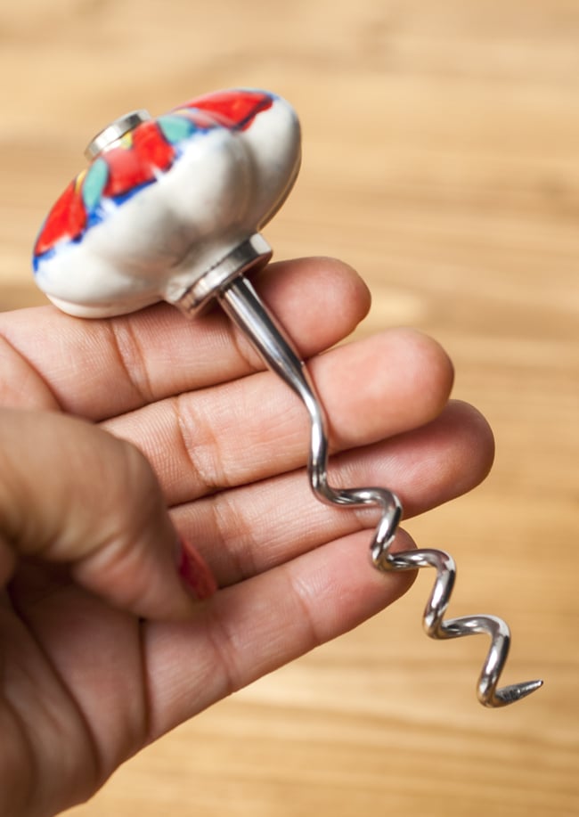 ジャイプルポッタリーのコルク抜き 4 - 上から見てみました。陶器部分が手にすっぽり馴染み、扱いやすい大きさです。