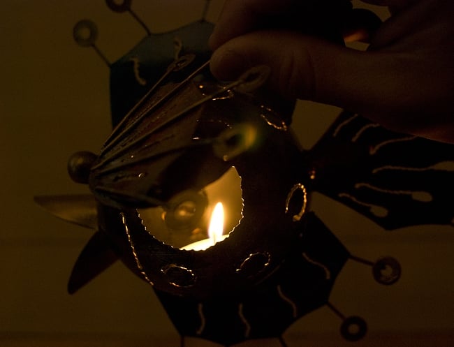ノスタルジック キャンドル スタンド　ウオミ(吊り下げタイプ) タイプA 7 - 中でキャンドルを灯すとこのようにじんわり灯りが漏れます。