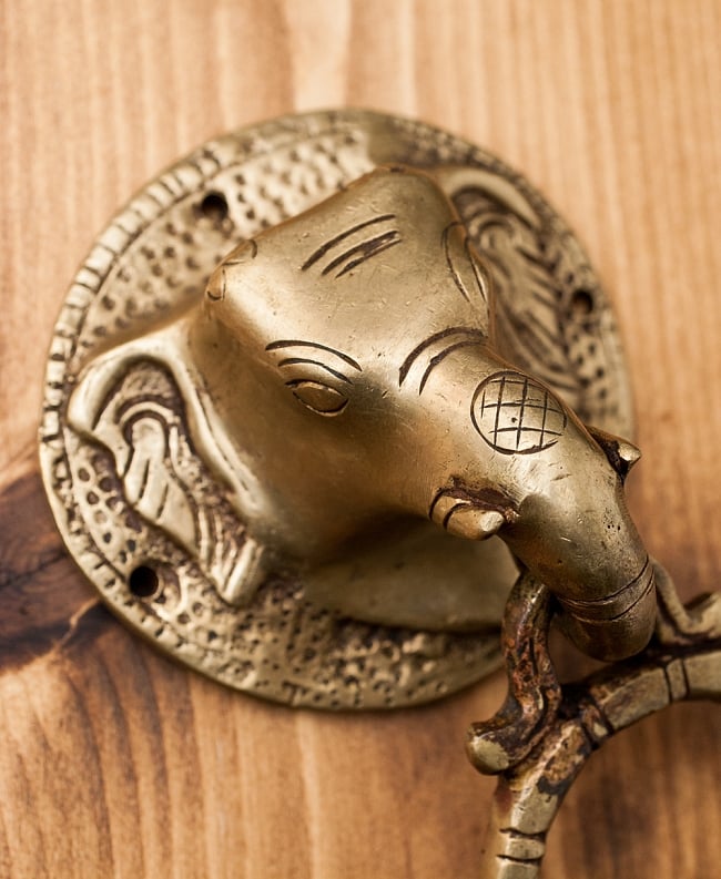 象のドアノッカー 2 - ガネーシャの伝承に基づき、右の牙が欠けています。