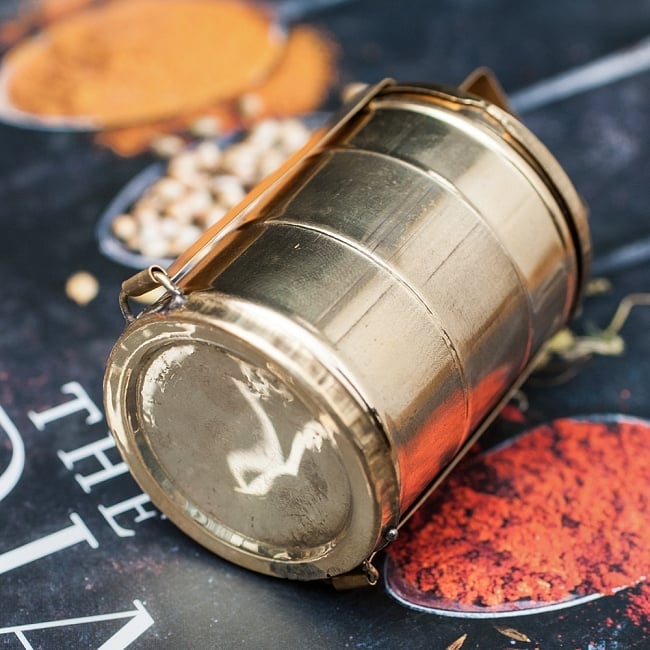 インドの弁当箱 - ミニチュアの商品写真 3枚目 底面の様子です。三段弁当箱なので一番上にカレー、真ん中にお惣菜、一番下にライスやチャパティを入れるのでしょうか