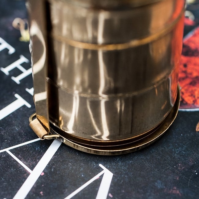 インドの弁当箱 - ミニチュアの商品写真 5枚目 留め具と底面のつなぎ目など、結構しっかり作られています。