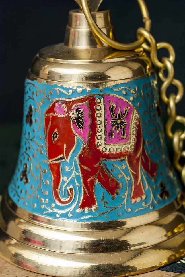 象の装飾入りブラスベル高さ：17cm程度 2 - 鐘の部分を拡大してみました。金属がエッチングされ、凹んだ後に丁寧に装飾が施されています。手がかかっているのが良くわかります