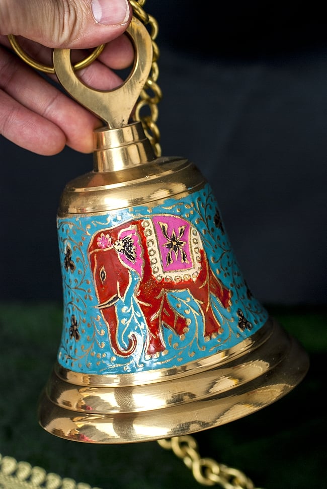 象の装飾入りブラスベル高さ：17cm程度 5 - 手を添えるとこれくらいのサイズ感になります。