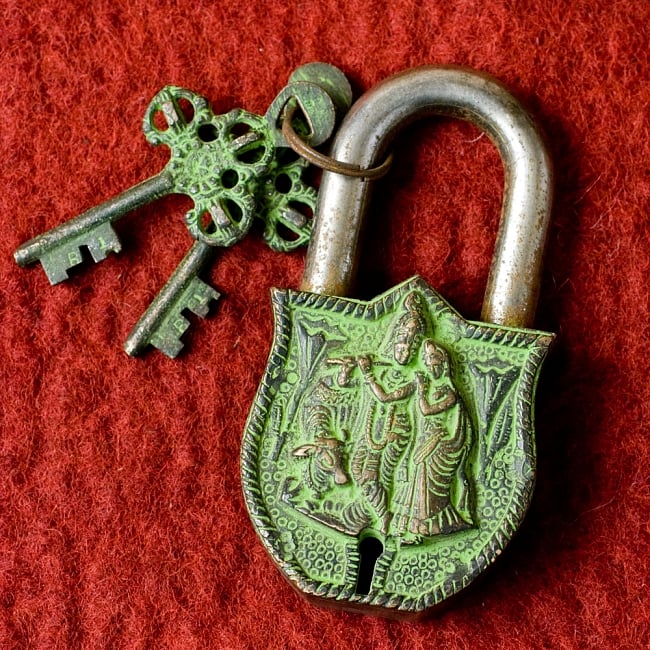 アンティック風南京錠- クリシュナ（緑）の写真1枚目です。鍵と一緒に撮影してみました。重厚で堅牢な南京錠です。アンティーク,南京錠,鍵,レトロ,