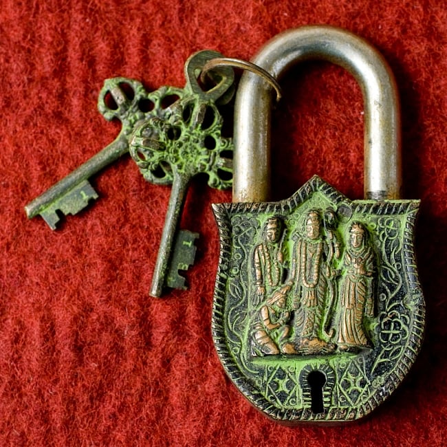 アンティック風南京錠- ラーマーヤナ（緑）の写真1枚目です。鍵と一緒に撮影してみました。重厚で堅牢な南京錠です。アンティーク,南京錠,鍵,レトロ,
