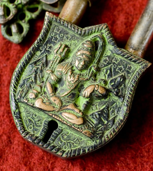 アンティック風南京錠- シヴァ（緑） 2 - 正面から神様の部分を撮影しました。レトロな感じがよく出ています。