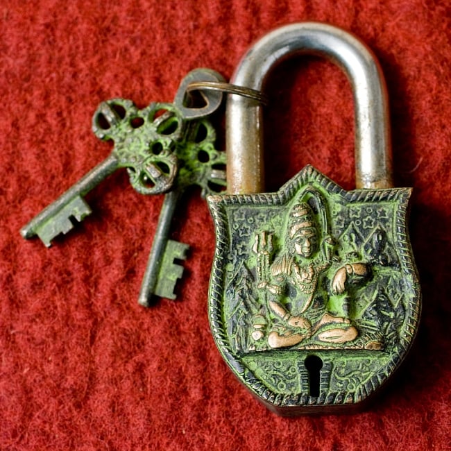 アンティック風南京錠- シヴァ（緑）の写真1枚目です。鍵と一緒に撮影してみました。重厚で堅牢な南京錠です。アンティーク,南京錠,鍵,レトロ,
