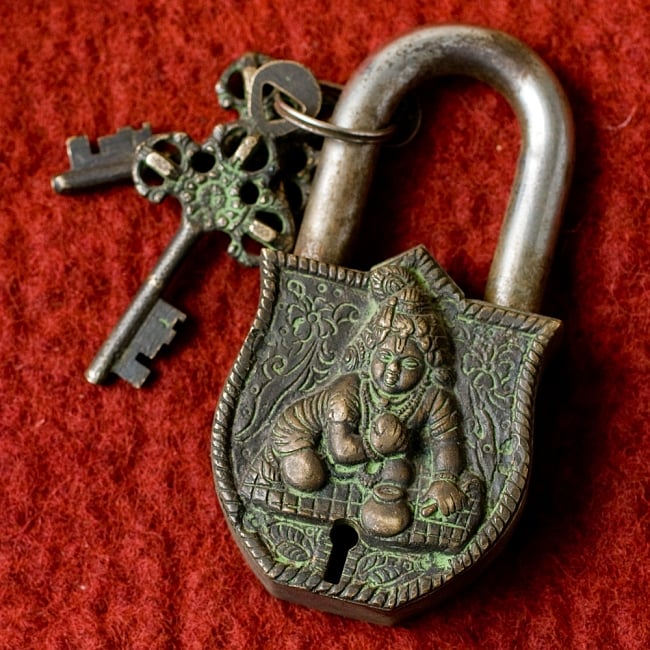 アンティック風南京錠- ベイビークリシュナ（緑）の写真1枚目です。鍵と一緒に撮影してみました。重厚で堅牢な南京錠です。アンティーク,南京錠,鍵,レトロ,