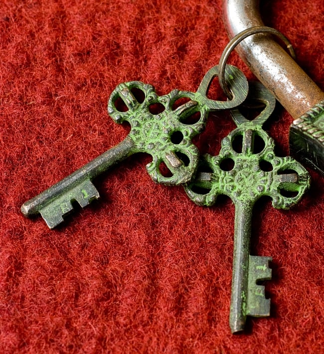 アンティック風南京錠- カーリー（緑） 4 - 鍵です、こちらもアンティーク風に作られています。