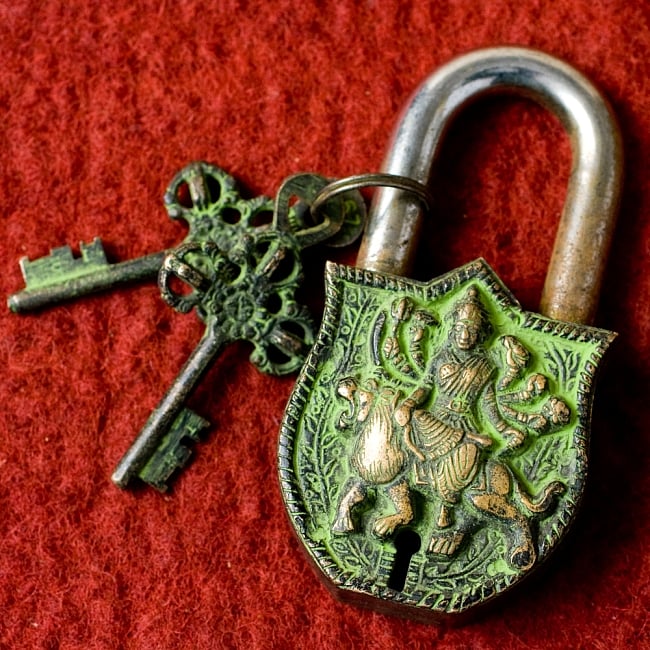 アンティック風南京錠- カーリー（緑）の写真1枚目です。鍵と一緒に撮影してみました。重厚で堅牢な南京錠です。アンティーク,南京錠,鍵,レトロ,