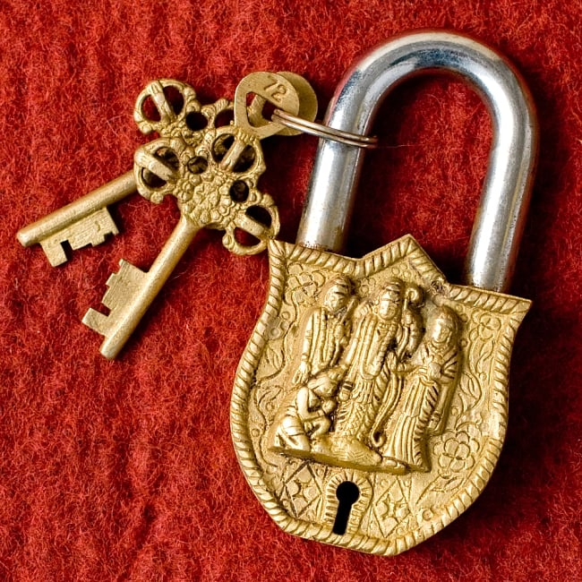アンティック風南京錠- ラーマーヤナの写真1枚目です。鍵と一緒に撮影してみました。重厚で堅牢な南京錠です。アンティーク,南京錠,鍵,レトロ,