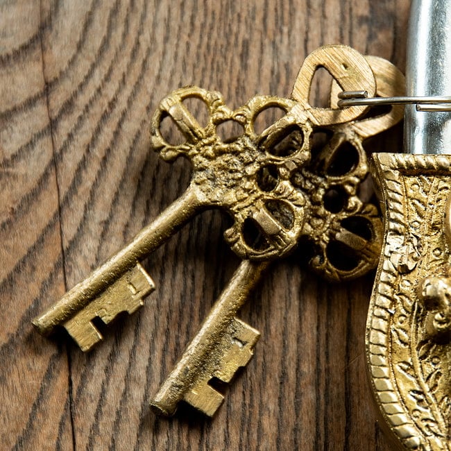 アンティック風南京錠- ドゥルガー 3 - 鍵もアンティーク調です。