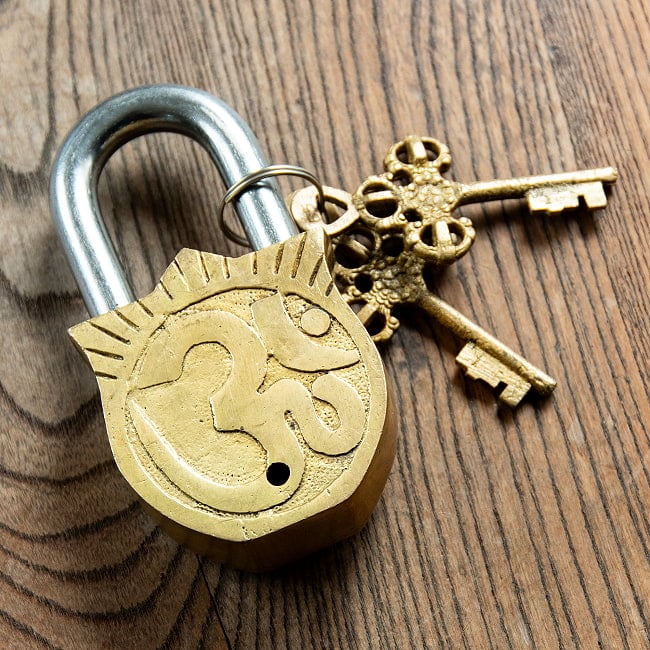 アンティック風南京錠- ドゥルガー 4 - 裏面は神聖な文字オーンが彫り込まれています