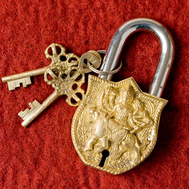 アンティック風南京錠- ドゥルガーの写真1枚目です。鍵と一緒に撮影してみました。重厚で堅牢な南京錠です。アンティーク,南京錠,鍵,レトロ,