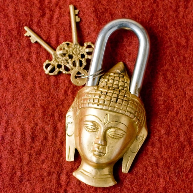 アンティック風南京錠- ブッダの写真1枚目です。鍵と一緒に撮影してみました。重厚で堅牢な南京錠です。アンティーク,南京錠,鍵,レトロ,