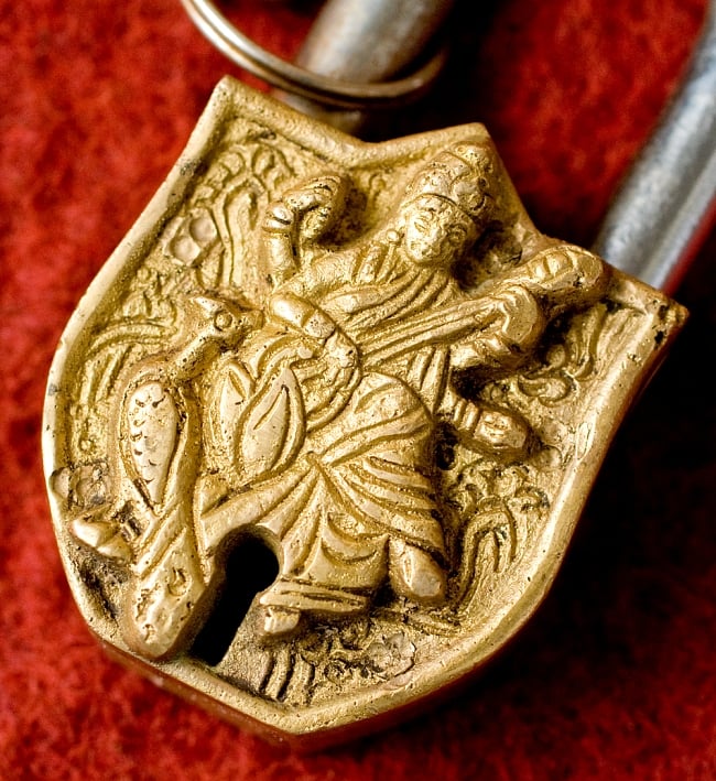 アンティック風南京錠- サラスヴァティ（小） 2 - 正面から神様の部分を撮影しました。レトロな感じがよく出ています。