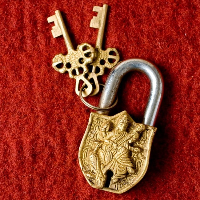 アンティック風南京錠- サラスヴァティ（小）の写真1枚目です。鍵と一緒に撮影してみました。重厚で堅牢な南京錠です。アンティーク,南京錠,鍵,レトロ,