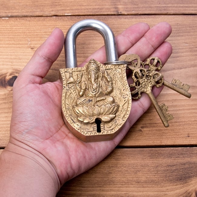 アンティック風南京錠　-　ガネーシャ 6 - サイズ感をお分かりいただくため同サイズ商品を手に持ってみました。ずっしり重いです。