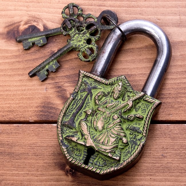 アンティック風南京錠　-　サラスヴァティ（緑）の写真1枚目です。鍵と一緒に撮影してみました。重厚で堅牢な南京錠です。アンティーク,南京錠,鍵,レトロ,
