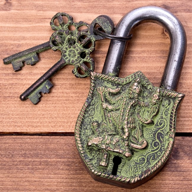 アンティック風南京錠　-　カーリー（緑）の写真1枚目です。鍵と一緒に撮影してみました。重厚で堅牢な南京錠です。アンティーク,南京錠,鍵,レトロ,