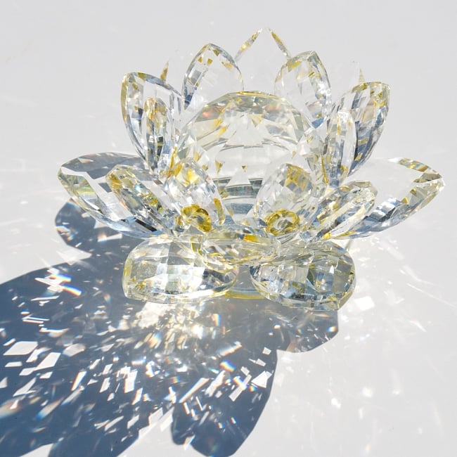 クリスタルのロータス 約10cm - イエローの写真1枚目です。燦然と輝くクリスタルの蓮の花です！ロータス,ガラス,置物,クリスタル