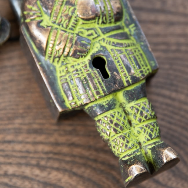 アンティ-ク風南京錠 - 古代人 3 - 鍵穴と足元の様子です。