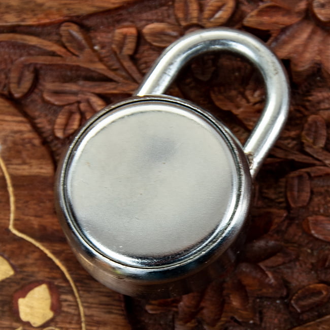 インドの南京錠 - RAINBOW 4 - 裏面の様子です。