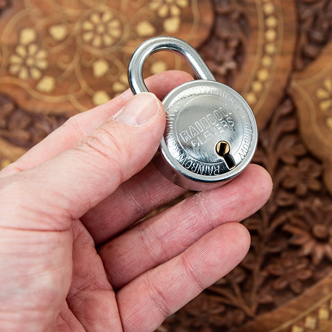 インドの南京錠 - RAINBOW 5 - 手に取るとこれくらいの大きさです。