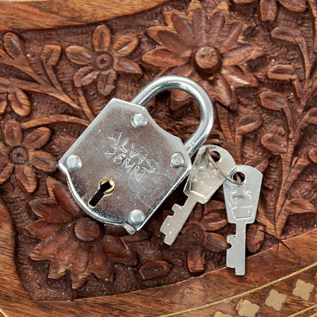 インドの南京錠 - ALVIS FACTORの写真1枚目です。裏面の様子です。鍵,南京錠,カギ,ロック,アンティーク,ヴィンテージ,防犯