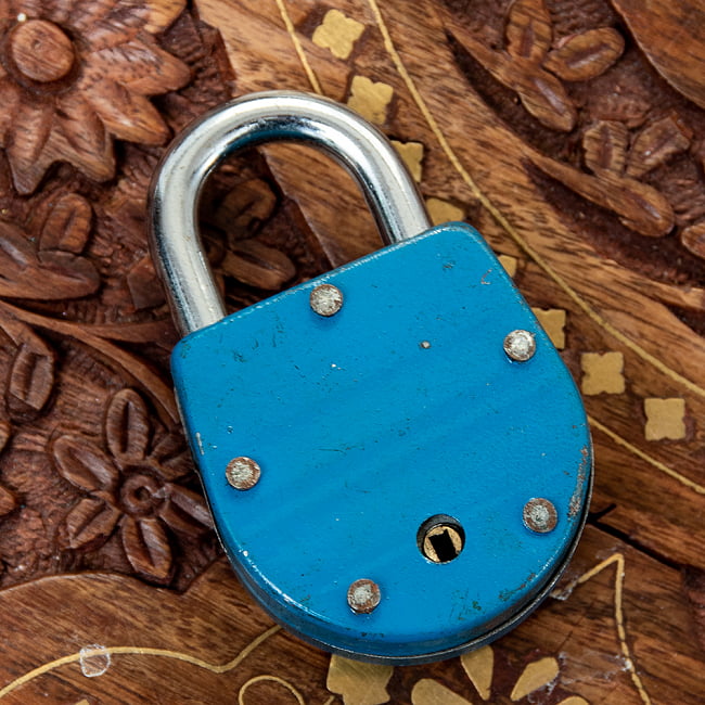 インドの南京錠 - Manesh21 5 - 裏面の様子です。