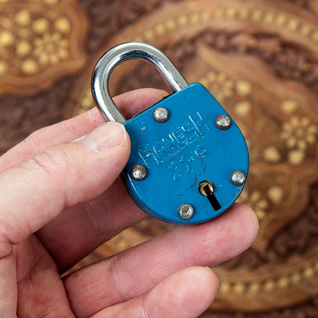 インドの南京錠 - Manesh21 6 - 手に取るとこれくらいの大きさです。