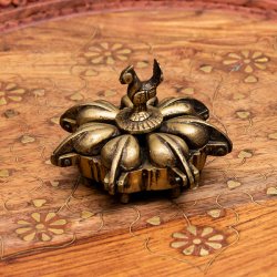 ブラス製 孔雀のクムクムボックス 直径：7.5cm程度(MTR-DCR-502)